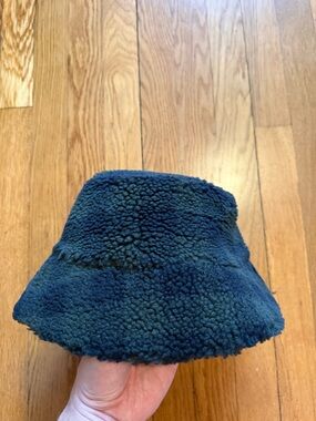 COS Sherpa Plaid bucket hat - navy/green